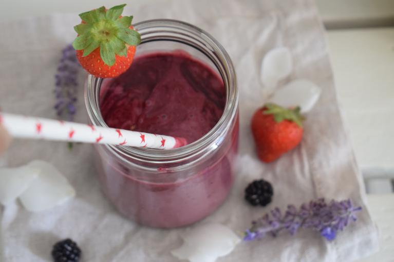 Latte licorne aux mûres